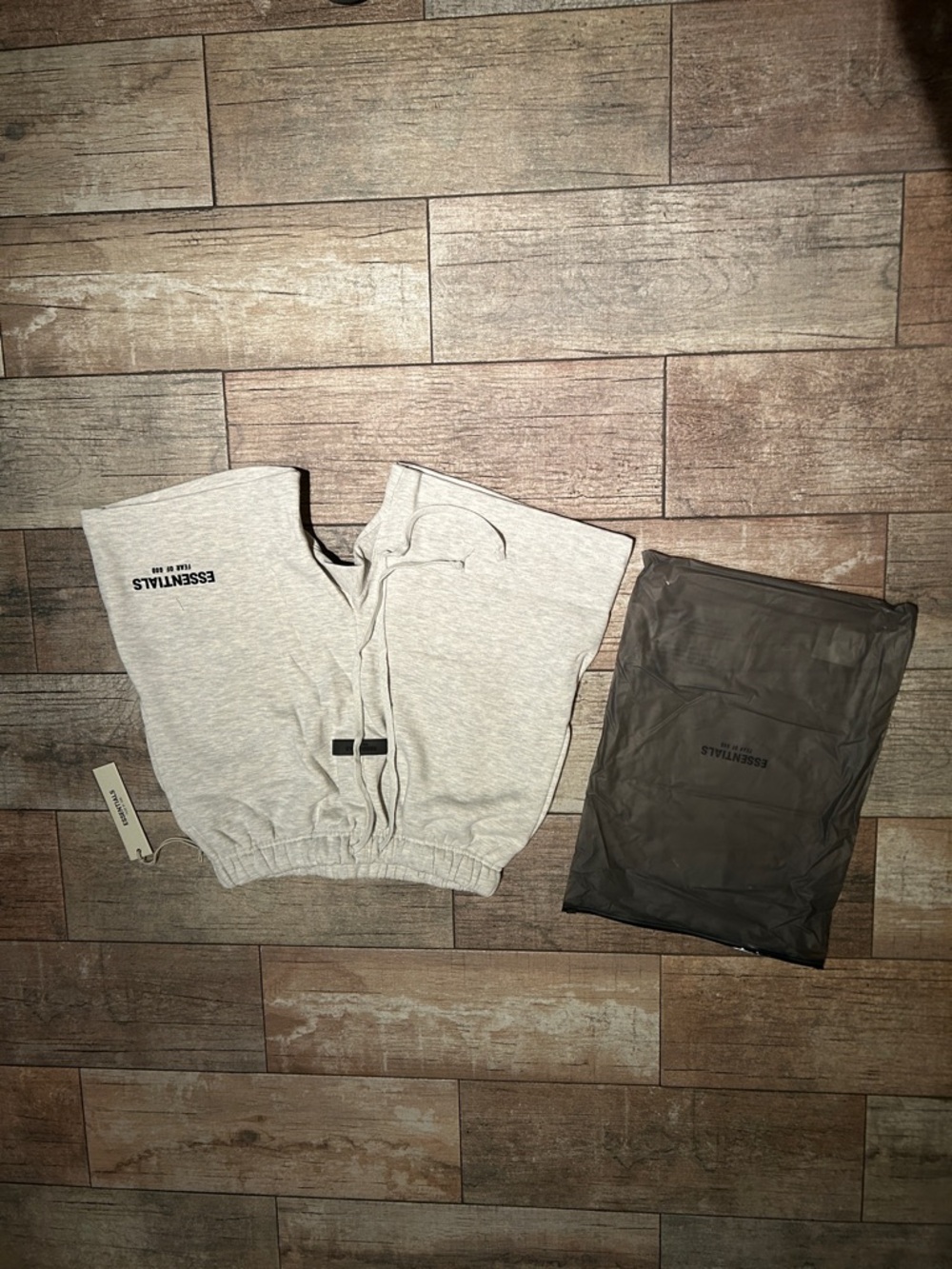 Essentials shorts - Picture 2 of 3